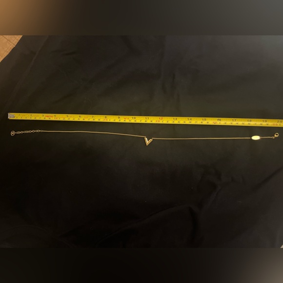 Preloved LV Essential V necklace - Picture 4 of 7